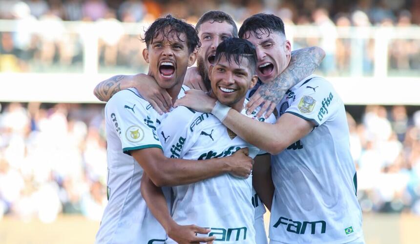 Rony, Raphael Veiga e outros jogadores do Palmeiras comemorando gol com a camisa do Palmeiras