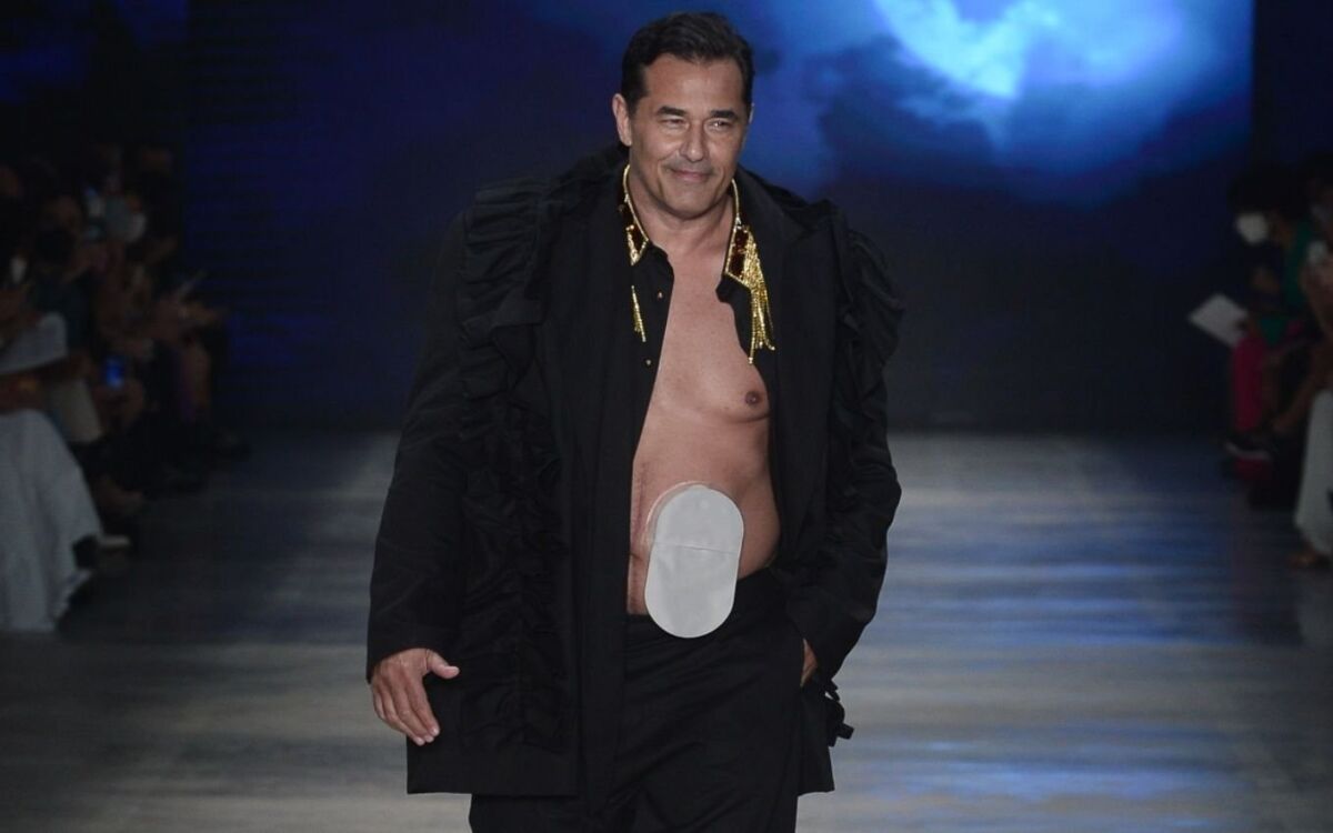 Luciano Szafir desfilando com a bolsa de estomia no abdomen