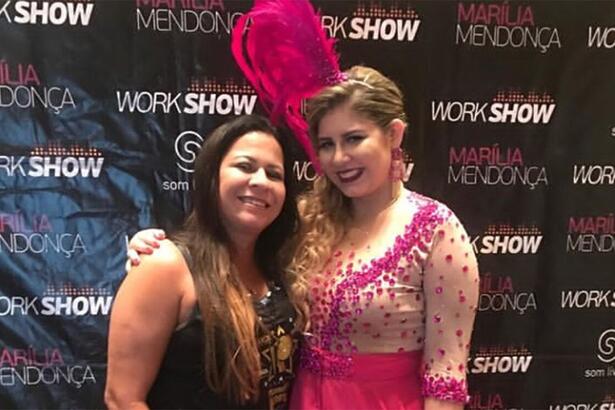 Marília Mendonça ao lado de sua mãe nos bastidores de um show