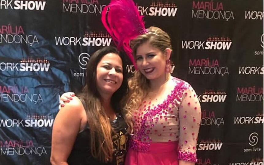 Marília Mendonça ao lado de sua mãe nos bastidores de um show