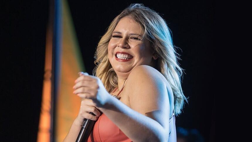 Marília Medonça em um show, durante gravação de um DVD