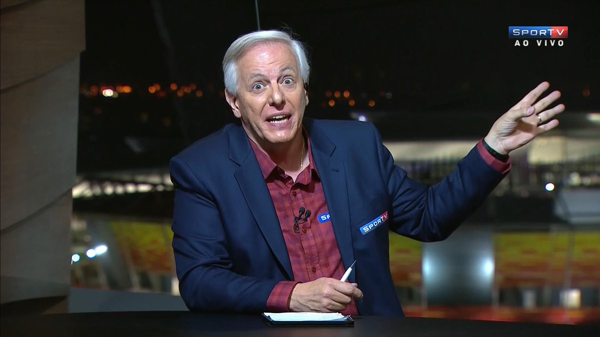 Milton Leite, uniformizado com o terno contendo o logo do SporTV, durante uma cobertura