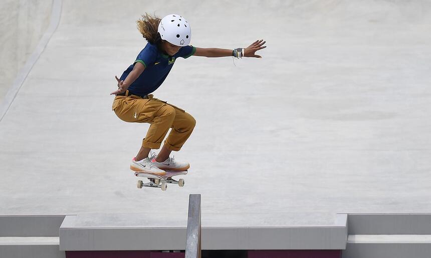 Rayssa Leal durante um salto na competição de Inglês