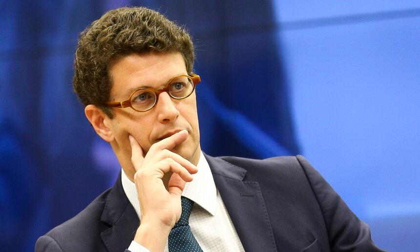 Ricardo Salles de terno com a mão direita segundo o queixo