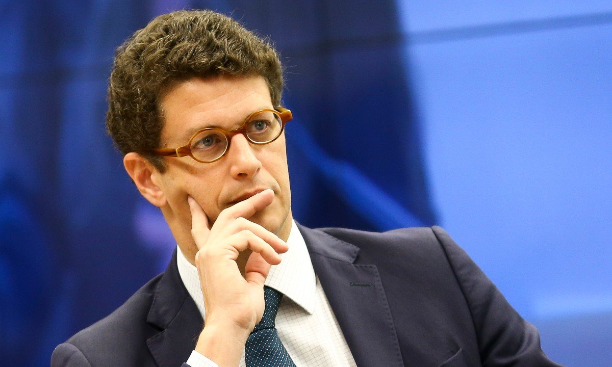 Ricardo Salles de terno com a mão direita segundo o queixo