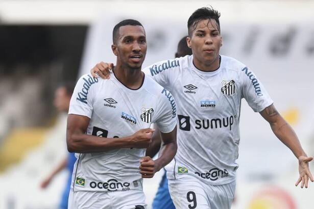 Lucas Braga e Kaio Jorge comemorando gol com a camisa do Santos, pelo Campeonato Paulista de 2021