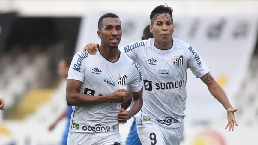 Lucas Braga e Kaio Jorge comemorando gol com a camisa do Santos, pelo Campeonato Paulista de 2021