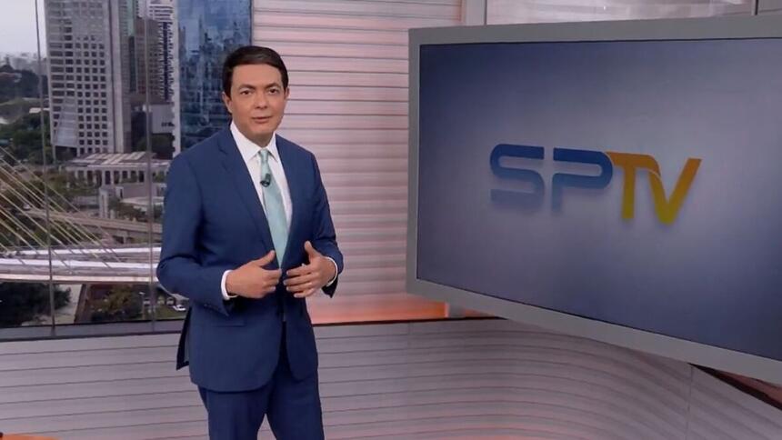 Alan Severiano nos estúdios do SP1, em frente ao telão