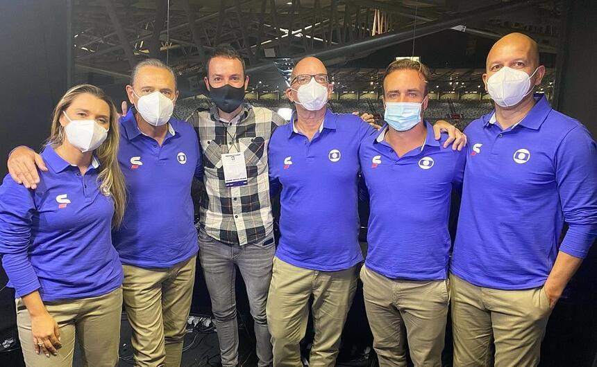 Ana Thaís Matos ao lado do narrador Luís Roberto e equipe de esportes da Globo no estádio do Mineirão