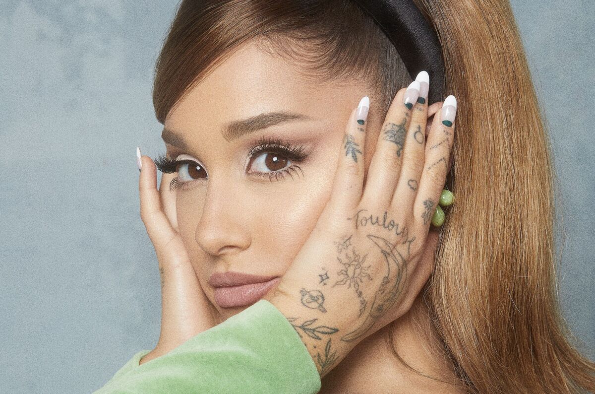 Ariana Grande lança canção natalina com Megan Thee Stallion e Jimmy Fallon