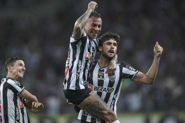 Jogadores do Atlético/MG comemorando gol na partida contra o Athletico PR pela final da Copa do Brasil de 2021