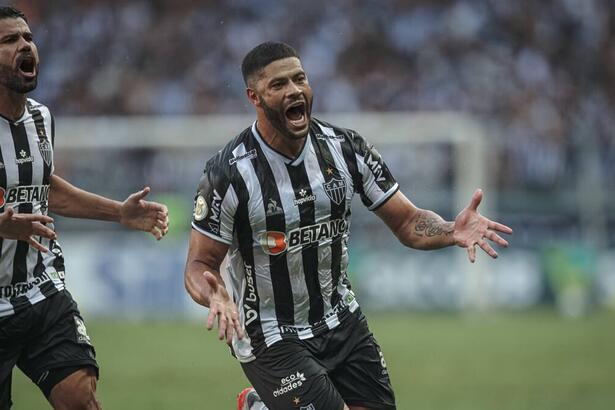 Jogador Hulk comemorando gol com a camisa do Atlético/MG