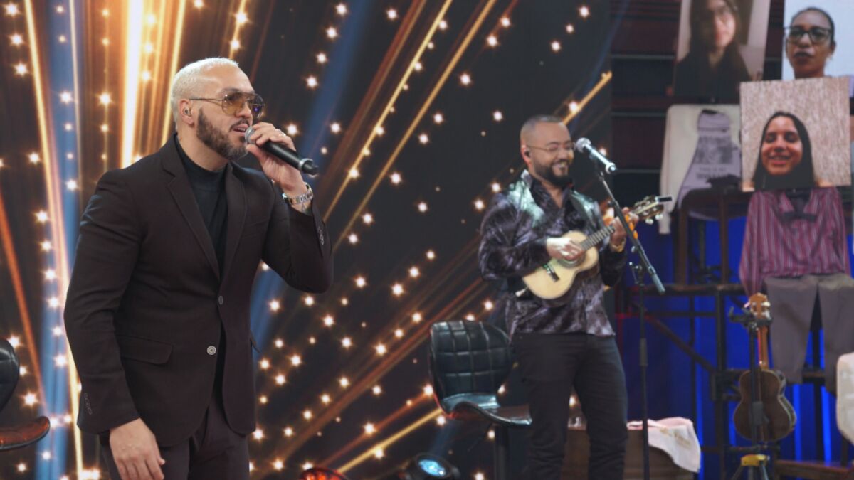 Belo e Dudu Nobre cantando juntos no palco do Altas Horas