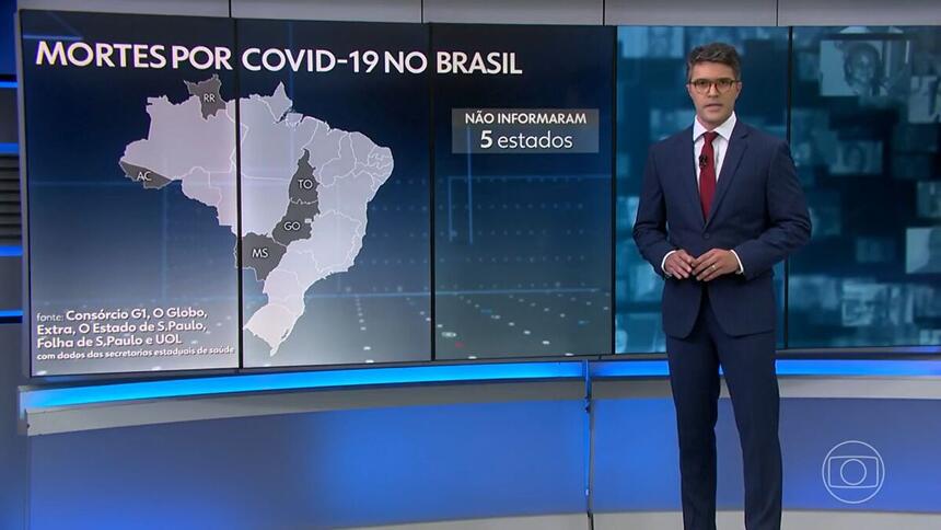 Bruno Tavares nos estúdios do Jornal Nacional em SP, em frente ao telão apresentando os dados da covid-19