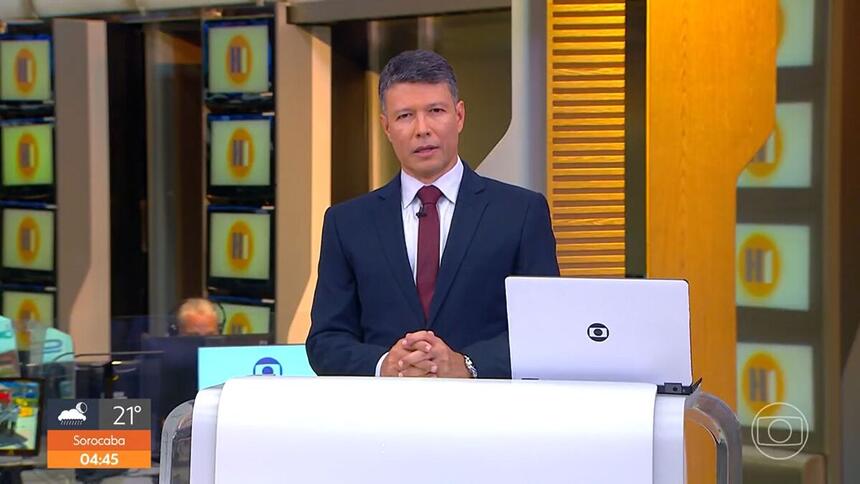 César Menezes nos estúdios do Hora 1, durante apresentação ao vivo do telejornal