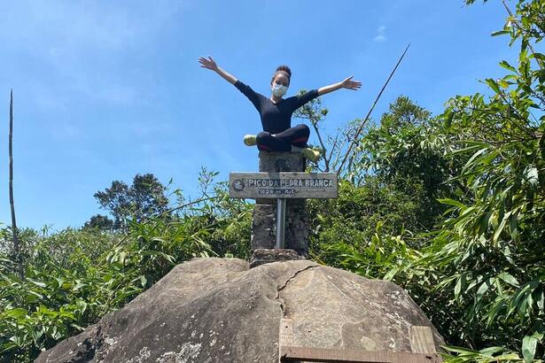 Repórter Daniella Dias no alto do Pico da Pedra Branca, durante gravação do Expedição Rio