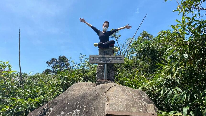 Repórter Daniella Dias no alto do Pico da Pedra Branca, durante gravação do Expedição Rio