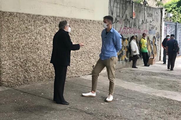 Repórter Danilo Vieira nos bastidores de gravação do Globo Repórter