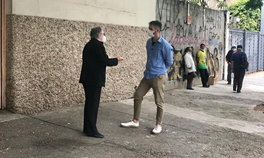 Repórter Danilo Vieira nos bastidores de gravação do Globo Repórter