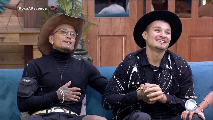 Dynho e MC Gui de mãos dadas esperam o resultado da prova especial em A Fazenda 13