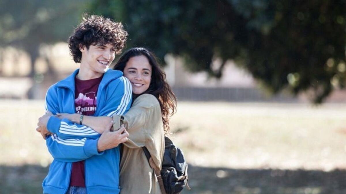 Gabriel Leone e Alice Braga se abraçam em cena do filme 'Eduardo e Monica'