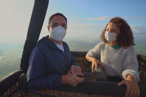 Pedro Bassan e Daniella Dias durante um passeio de balão no Expediente Rio