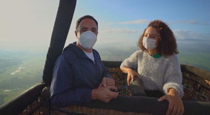 Pedro Bassan e Daniella Dias durante um passeio de balão no Expediente Rio