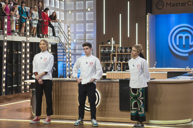 Kelyn, Eduardo e Isabella - finalistas do MasterChef - perfilados em frente a primeira bancada