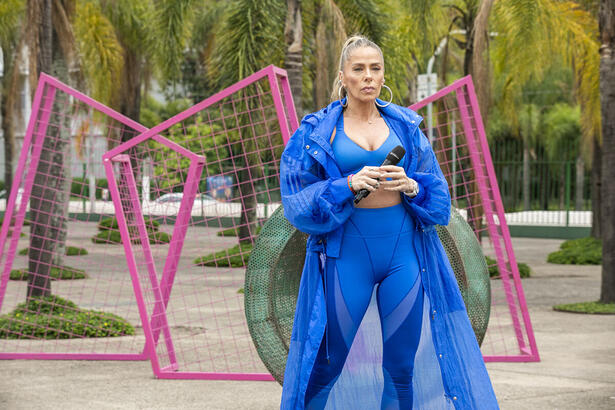 Adriane Galisteu toda vestida de azul