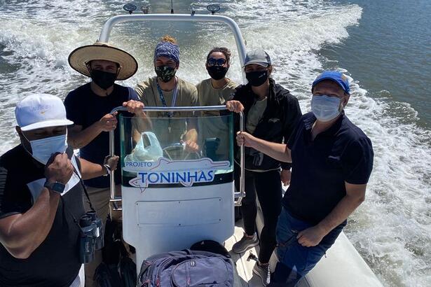 Ricardo Von Dorff e equipe em trecho de bastidor da gravação do Globo Repórter no litoral de Santa Catarina