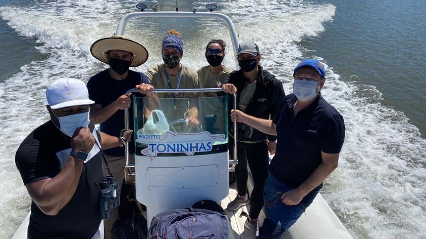 Ricardo Von Dorff e equipe em trecho de bastidor da gravação do Globo Repórter no litoral de Santa Catarina