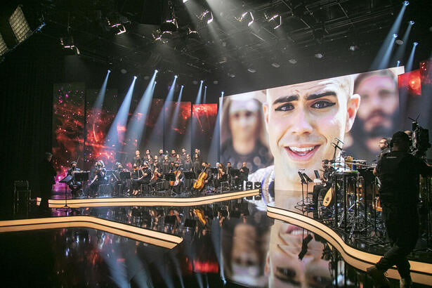 Orquestra toca o instrumental Heróis da Fé em Gênesis In Concert