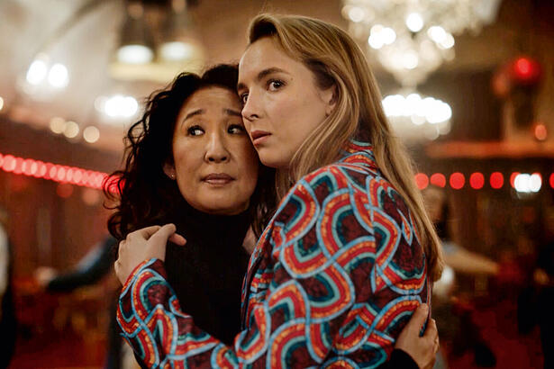 Sandra Oh e Jodie Comer em cena de