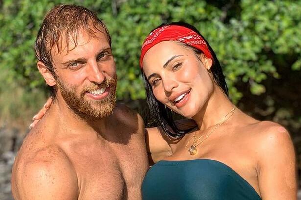 Léo Lins e Aline Mineiro juntos em uma foto de abraçando apenas com trajes de banho