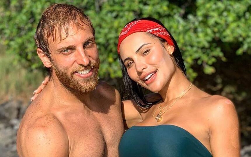 Léo Lins e Aline Mineiro juntos em uma foto de abraçando apenas com trajes de banho