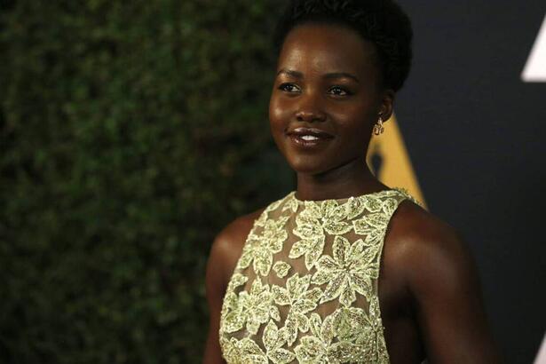 Lupita Nyong'o sorri para foto