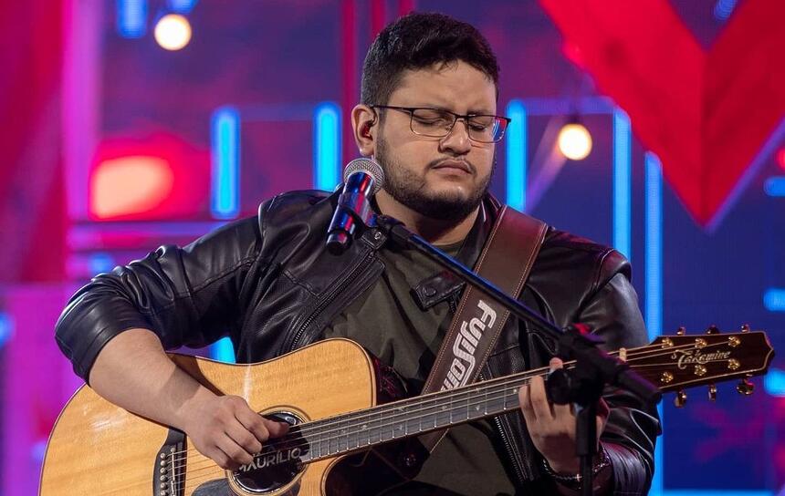 Maurílio - cantor - durante a gravação de um clipe musical