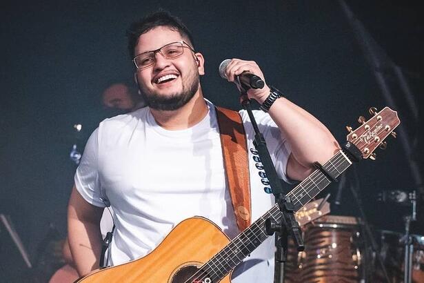 Cantor Maurílio se apresentando durante um show