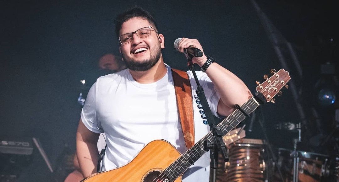 Cantor Maurílio se apresentando durante um show