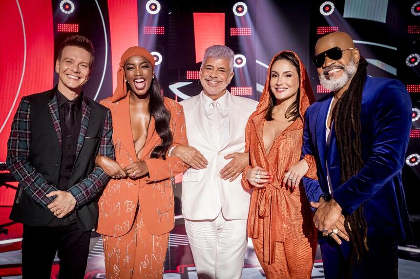 Michel Teló, IZA, Lulu Santos, Claudia Leitte e Carlinhos Brown no palco do The Voice Brasil