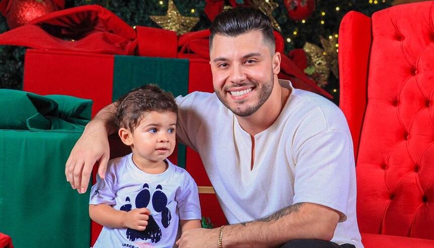 Murilo Huff ao lado de seu filho em uma decoração de Natal