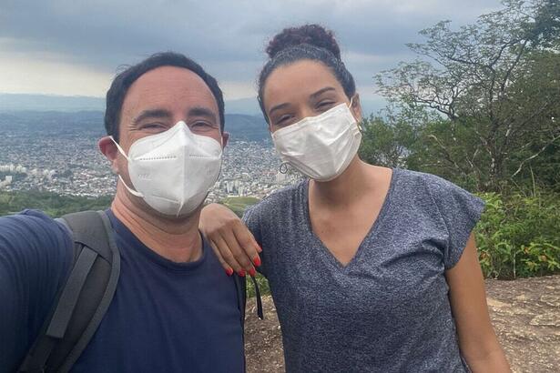 Repórteres Pedro Bassan e Daniella Dias nos bastidores de gravação do Expedição Rio