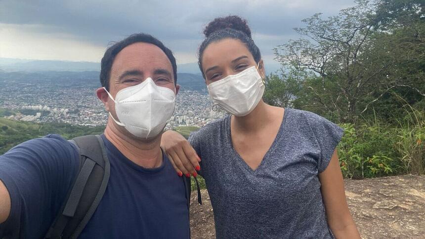 Repórteres Pedro Bassan e Daniella Dias nos bastidores de gravação do Expedição Rio