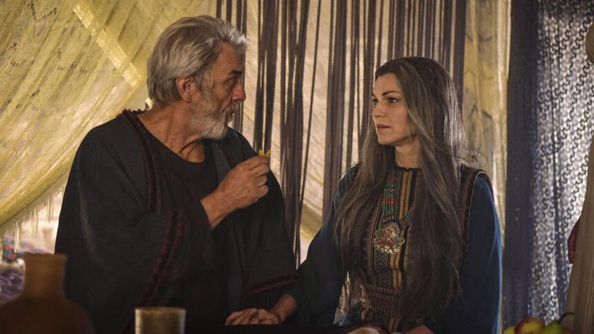 Petronio Gontijo (Abraão) e Adriane Garambone (Sara) em cena da novela A Bíblia