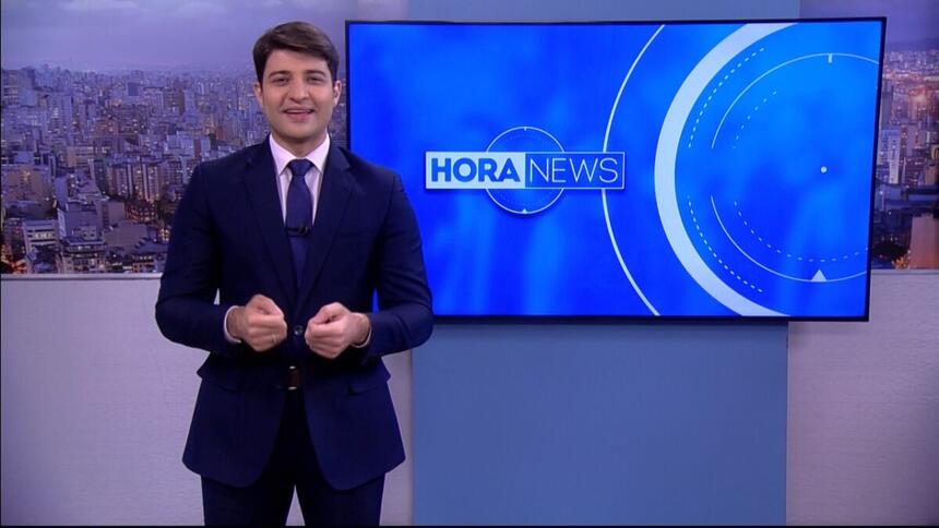 Rafael Algarte sorrindo nos bastidores do Hora News, jornalístico campeão de audiência na Record News