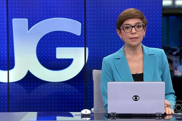 Renata Lo Prete sentada na bancada nos estúdios do Jornal da Globo