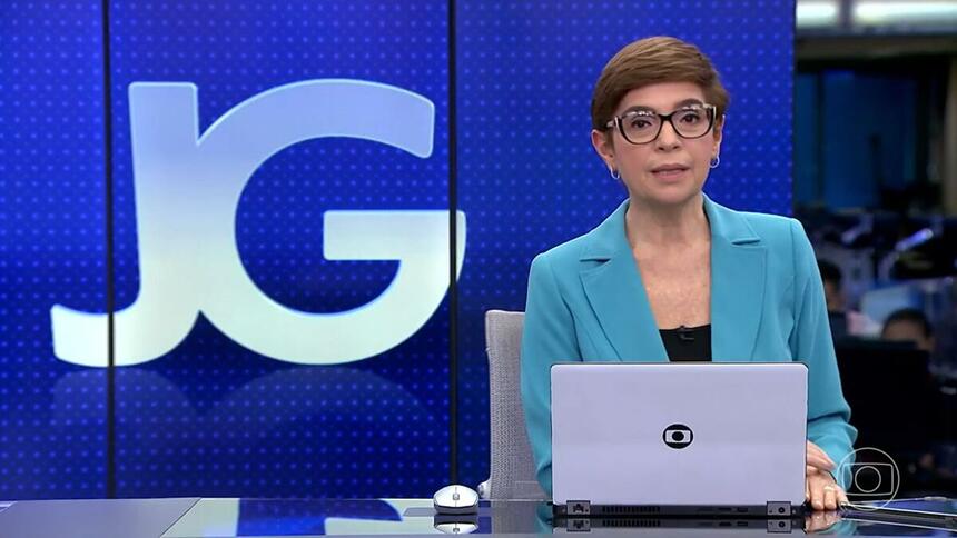 Renata Lo Prete sentada na bancada nos estúdios do Jornal da Globo