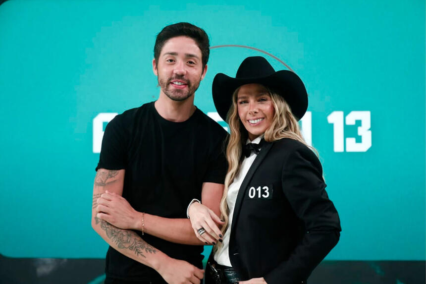 Rico Melquiades ao lado de Adriane Galisteu no estúdio da final de A Fazenda 13