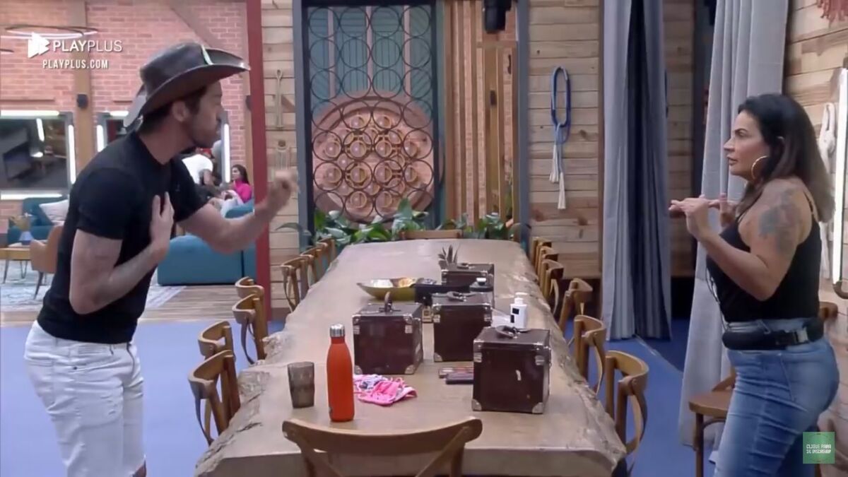 Solange e Rico entraram em um embate na cozinha de A Fazenda 13 por conta que a ex-banheira do Gugu disse que o humorista estava defendendo Mileide e estava discutindo com ela por conta que ela eliminou Dayane da décima primeira roça.
