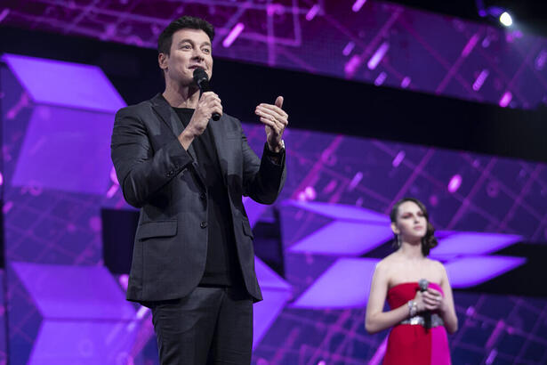 Rodrigo Faro nos estúdios do Canta Comigo Teen ao lado de Hadassa, após a apresentação da participante